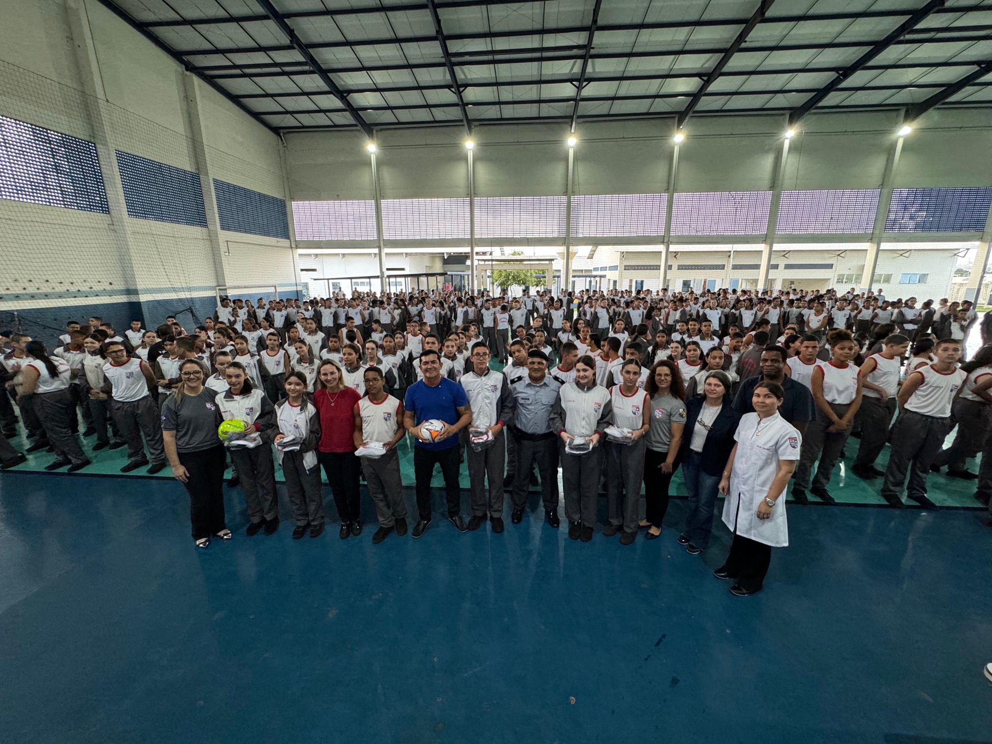 Deputado Elizeu Nascimento entrega mil kits de uniformes escolares em Lucas do Rio Verde