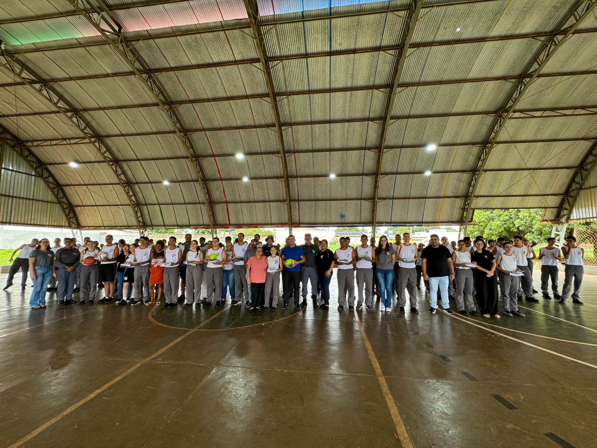 Alunos da escola Tiradentes de Diamantino recebem uniformes escolares do deputado Elizeu