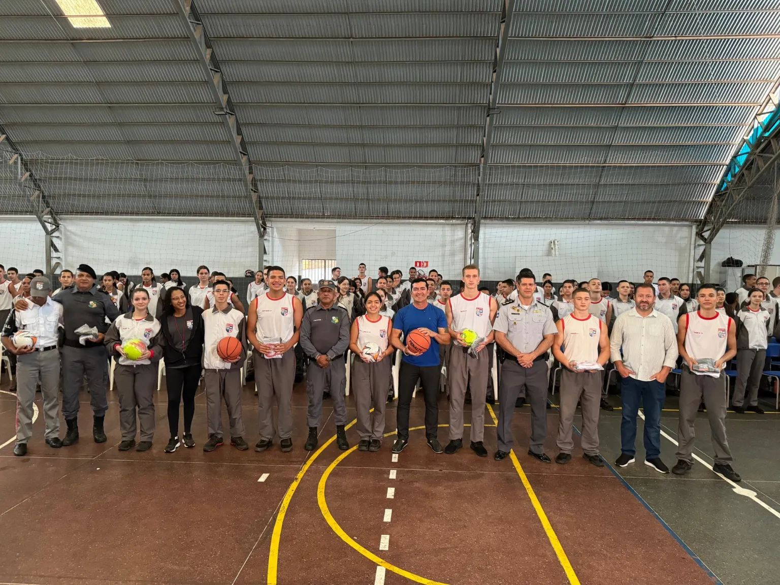 Deputado Elizeu Nascimento realiza entrega de kits de uniformes escolares em Nova Mutum